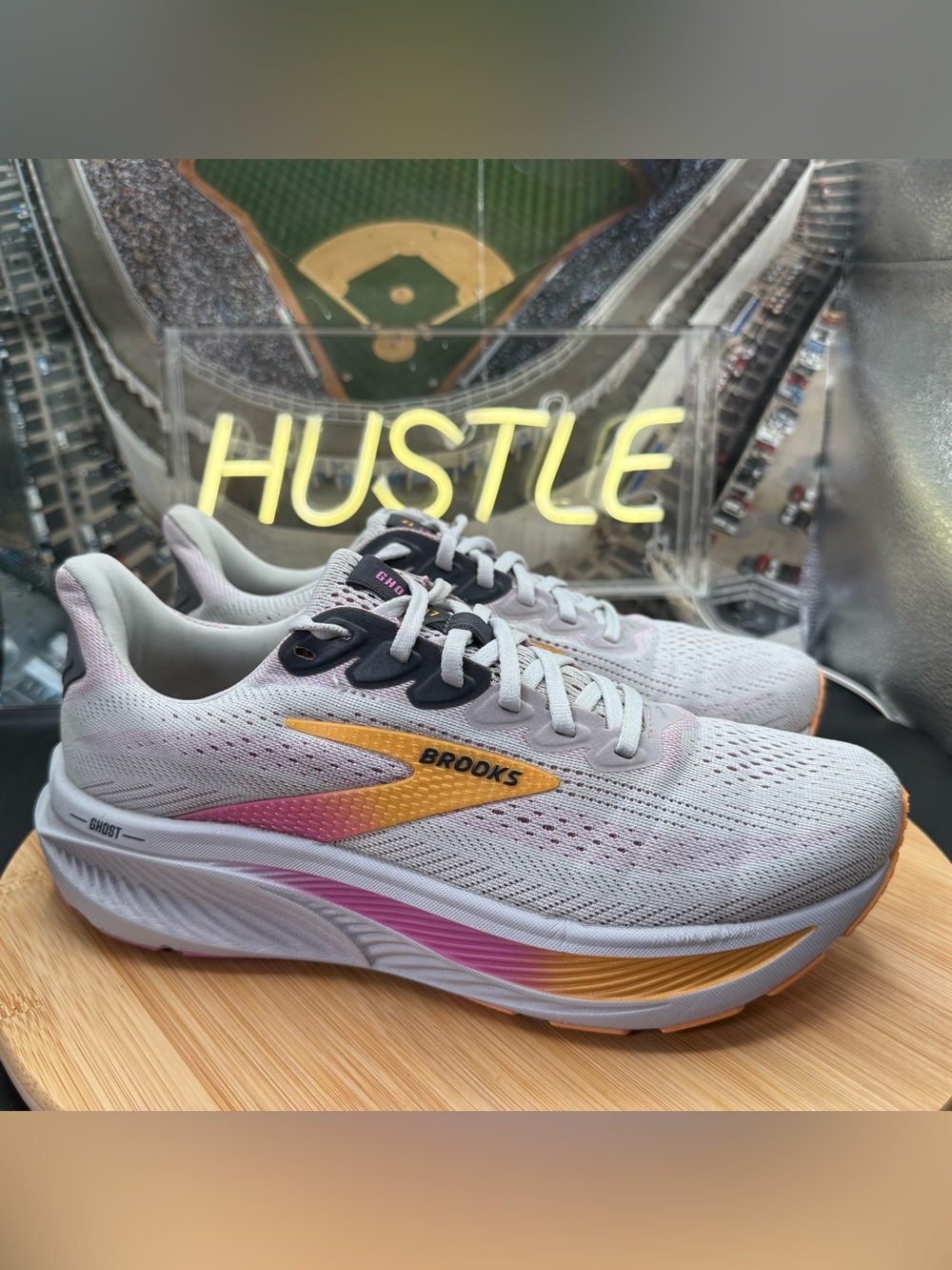 BROOKS GHOST 17 Women’s Oyster/apricot/pink Size 8(D) Wide